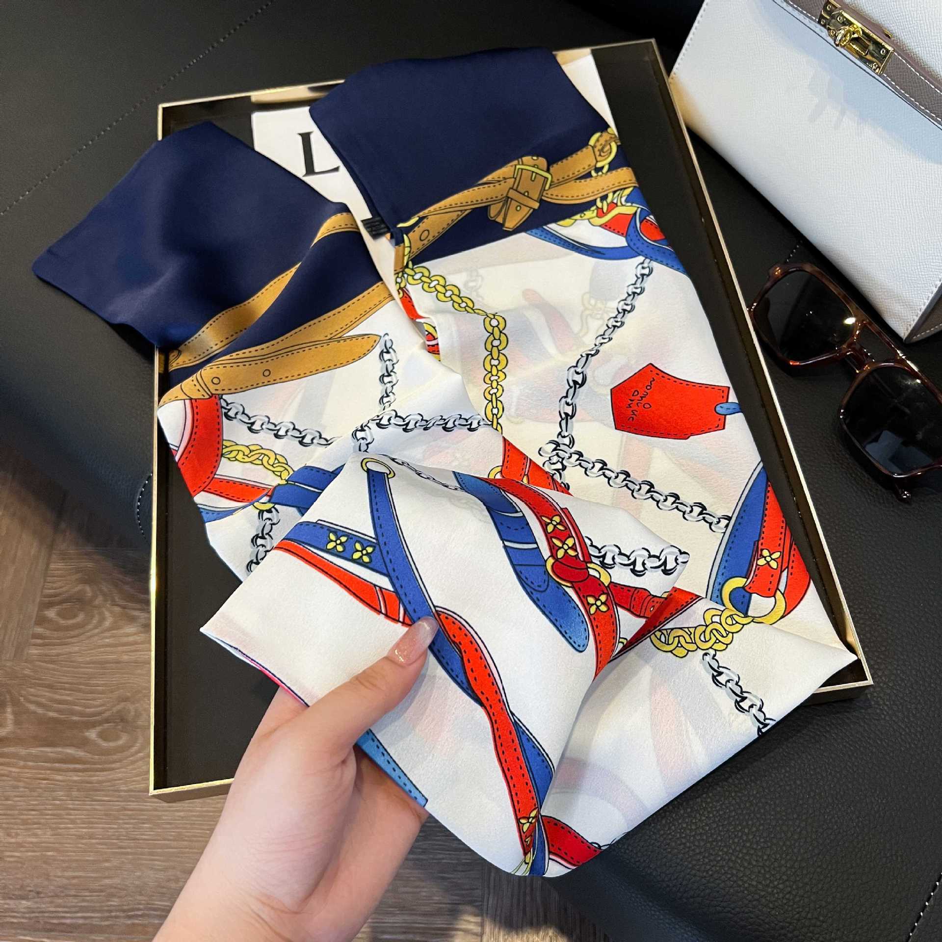 Nueva bufanda de seda pequeña banda larga estrecha para el cabello mujer estilo primavera y otoño moda madre bufanda estilo verano estilo fino serpentina bufanda al por mayor