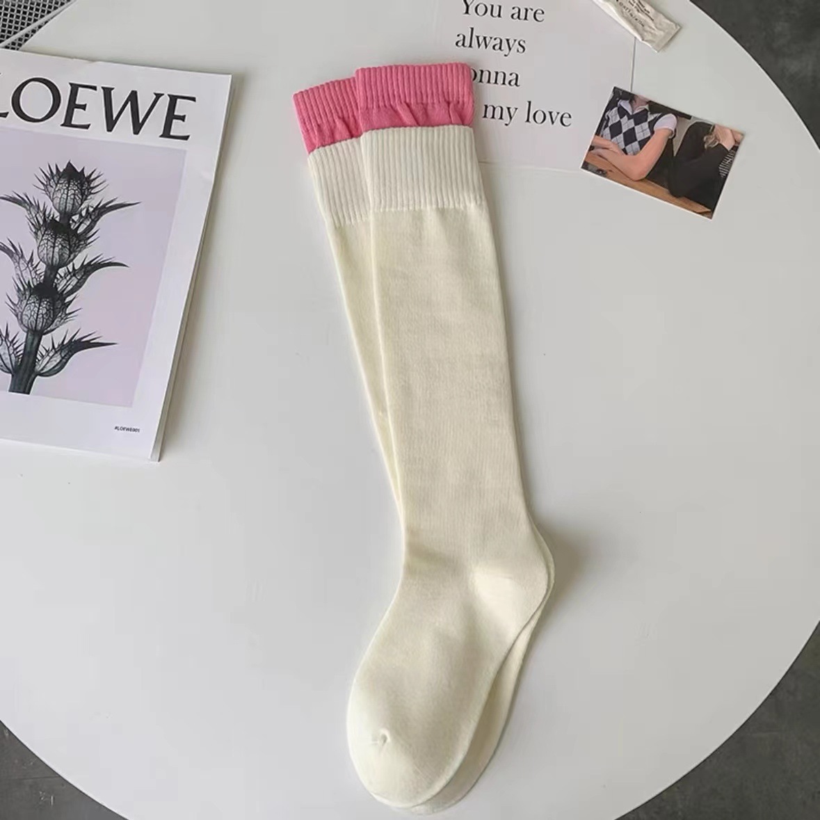 밝은 장미 양말 입