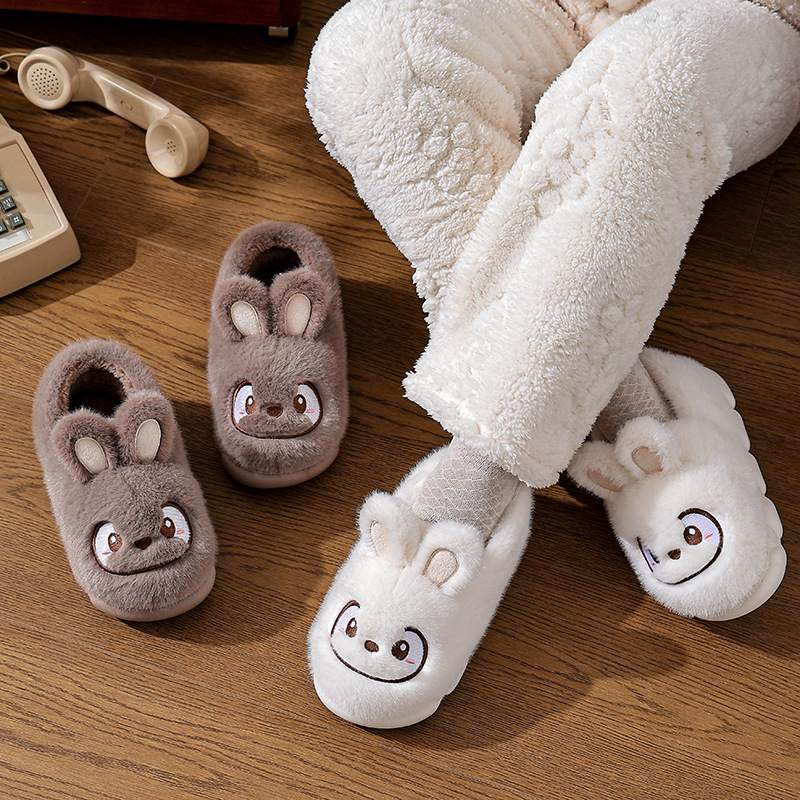 Zapatillas de algodón para mujeres otoño y invierno 2025 nuevo interior antideslizante de tela de peluche de fondo grueso para pareja calentamiento zapatillas de cabello para hombres