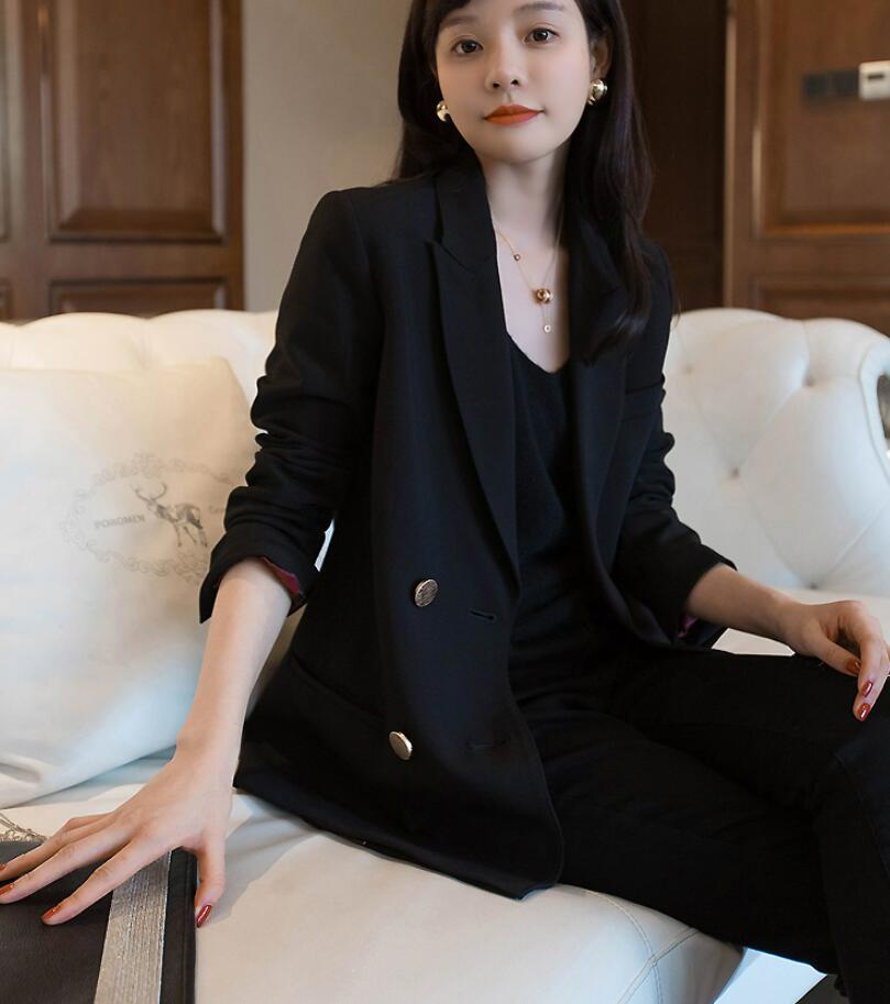 Classic black quality fitted suit for leisure