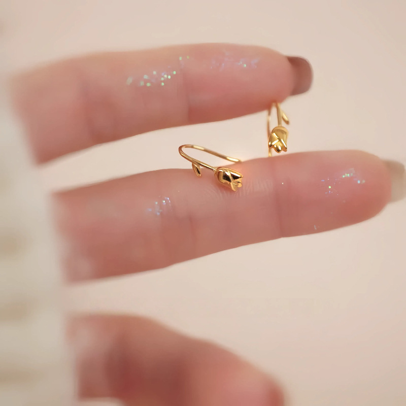 S925 plata de ley chapada en oro de 14K ganchos de oreja de tulipán dulce diseño de nicho femenino pendientes de flores de moda novedosos y elegantes