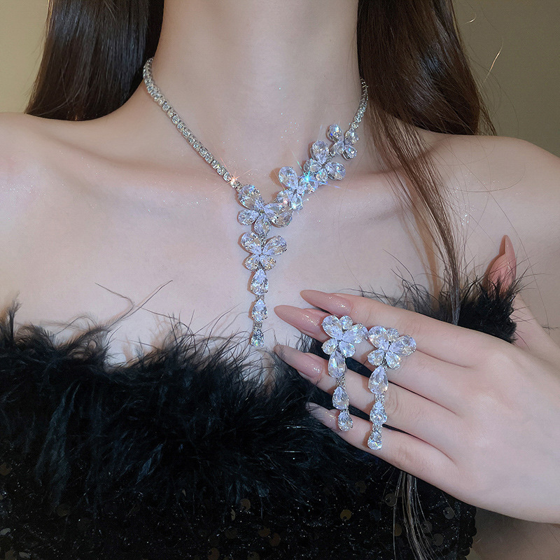 Collar de aretes cuadrados con incrustaciones de diamantes de dos piezas de moda, lujo ligero, collar de alta gama, temperamento exquisito, conjunto de joyas de todo fósforo