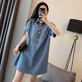 蓝色牛仔棋盘格连衣裙女夏季2024年新款时尚洋气减龄港风宽松裙子