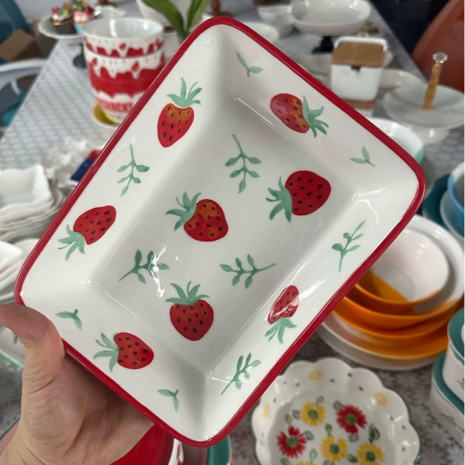 Разнообразная оптовая продукция из нордических креативных кухонных принадлежностей: керамическая миска для фруктов, салатовая миска, десертная тарелка, стойка