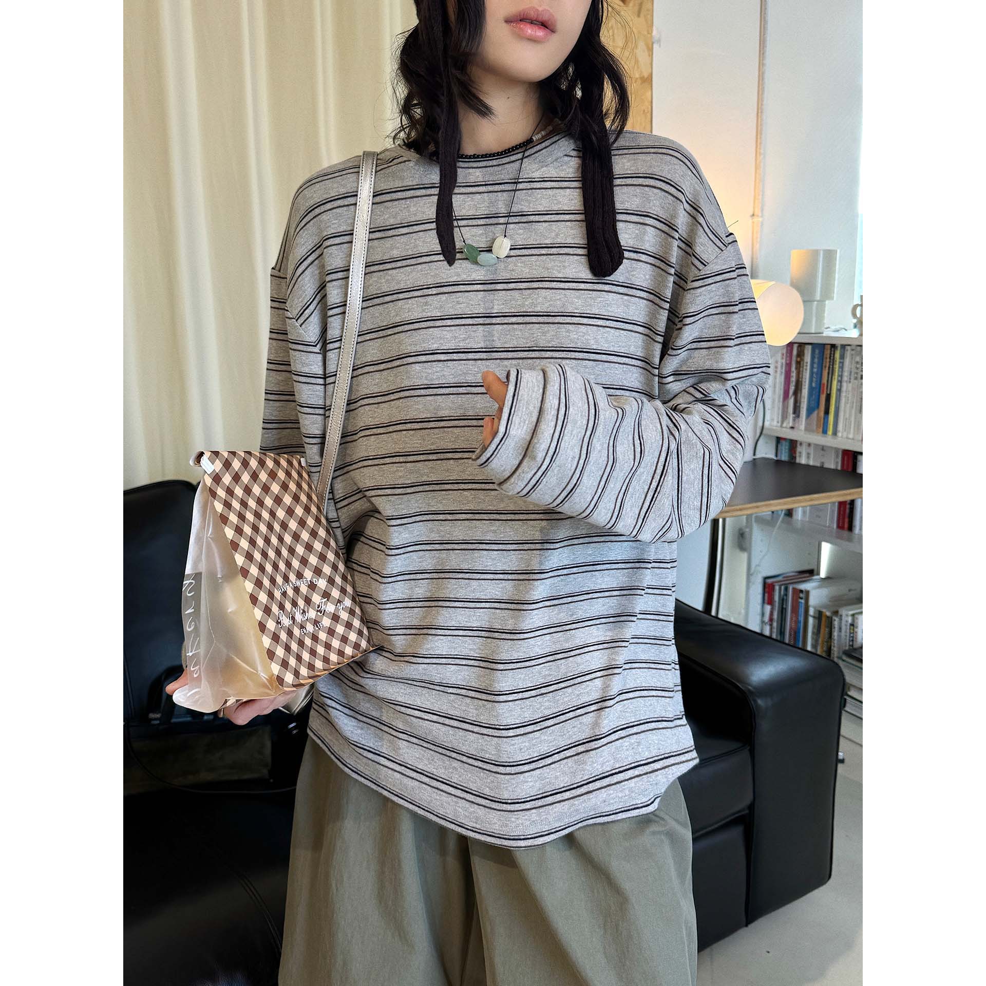 卢浮春季新款韩系复古简约圆领条纹设计感撞色T恤舒适休闲上衣女