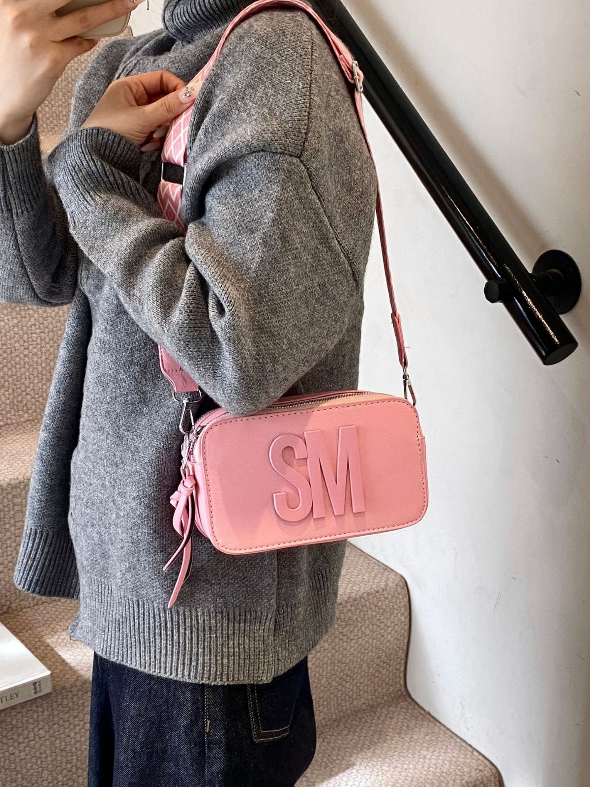 Personalidad de moda moda moda bolsa de mujer casual versátil nicho letras pequeñas bolsas cuadradas correa de hombro ancha popular mochila de hombro