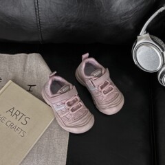 男女の赤ちゃんは簡単に運動靴を作ります。