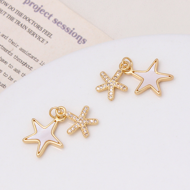 保色メッキ真金insは天然貝殻月の雲をはめ込んでいます。