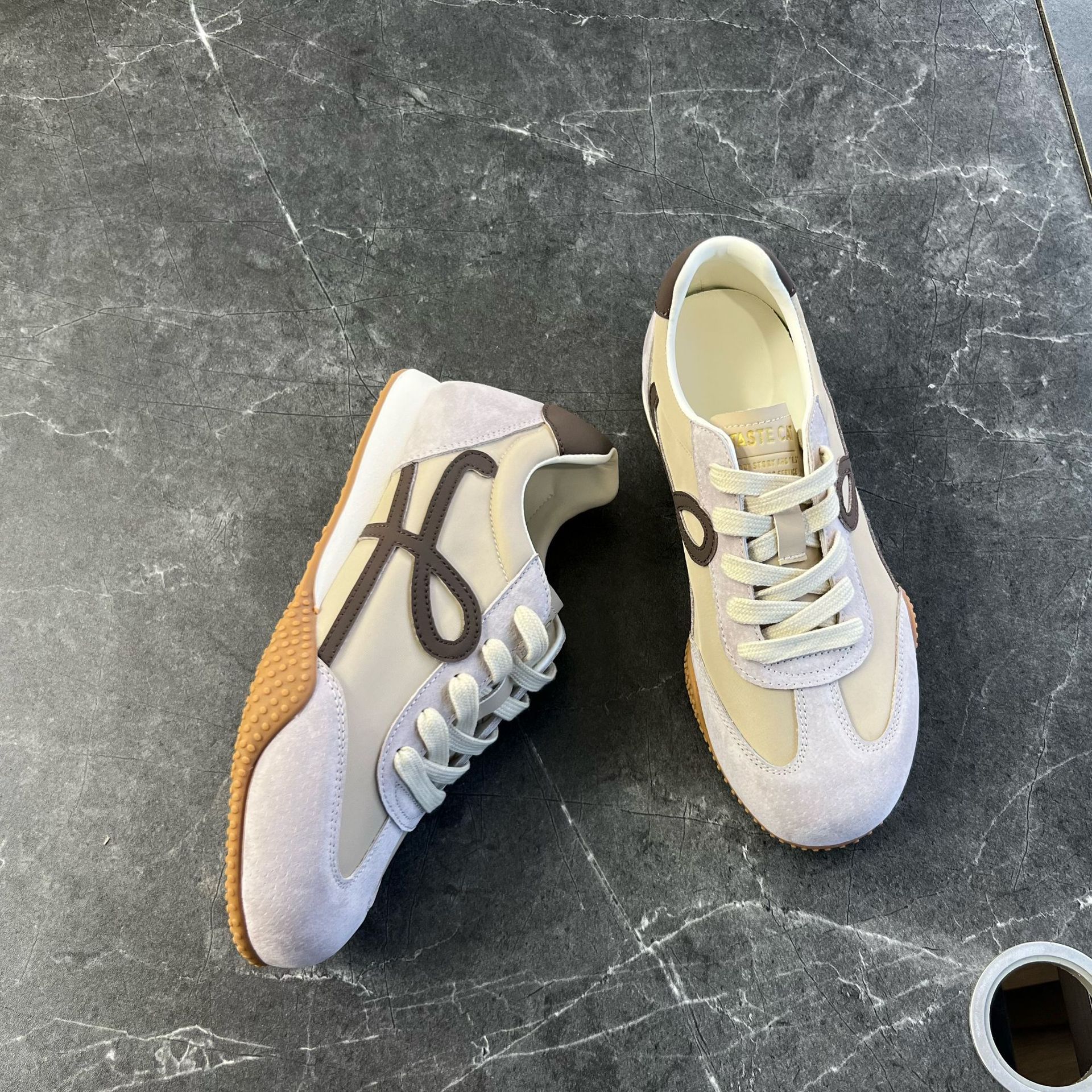Ballet deportivo de otoño zapatos de suela gruesa para mujeres zapatos de entrenamiento de cuero nuevo estilo universal para mujeres zapatos casuales para mujeres