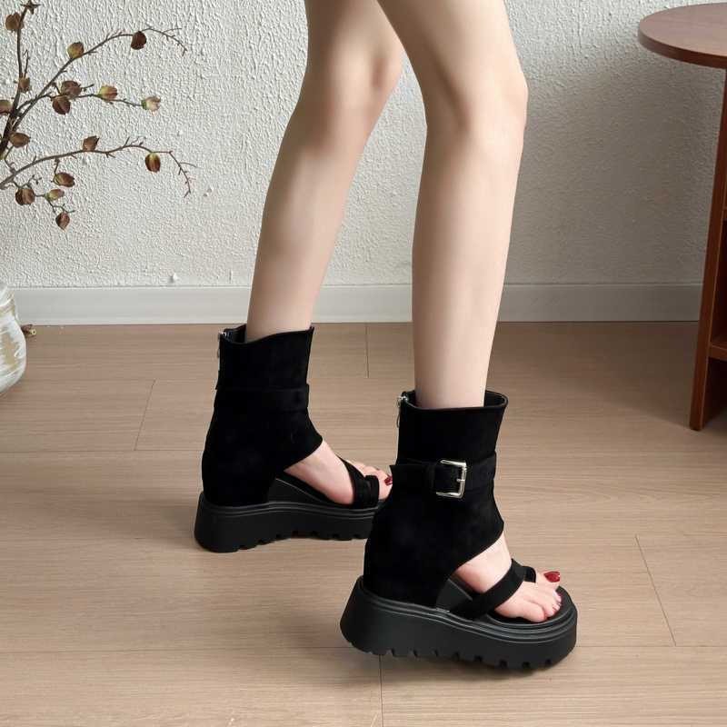 Red en línea aumentando la altura de la pendiente de talón de dedos de las sandalias romanas para mujeres 2026 nuevos pantalones de verano botas botas Martin botas cortas