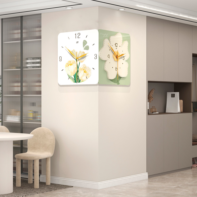 Reloj de pared de esquina con diseño floral estilo crema – decoración minimalista para entrada o sala, alta estética.