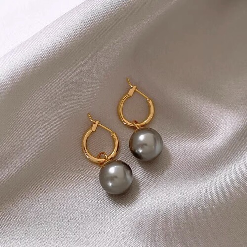 Liu Yifei and Xu Hongdou's Same Style Pearl Earrings for Women, Light Luxury Fashion Design Earrings with a Unique and Elegant Atmosphere, Simple and Minimalist Earrings