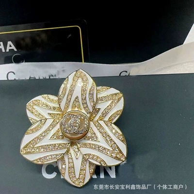 Cross-border Chanel-style brooch with a high-end, light-luxury feel, black and white enamel, rhinestones, three-dimensional petal flower brooch, wholesale from manufacturer (Yaxa sancaqları) - gold-and-black-enamel-brooch-in-stock-high-quality