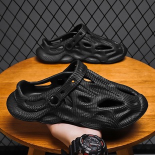 New Summer Style Coconut Hole Shoes for Men, Outdoor Sandals with a Cushioned Feel, Closed-Toe Water Shoes, Beach Slippers