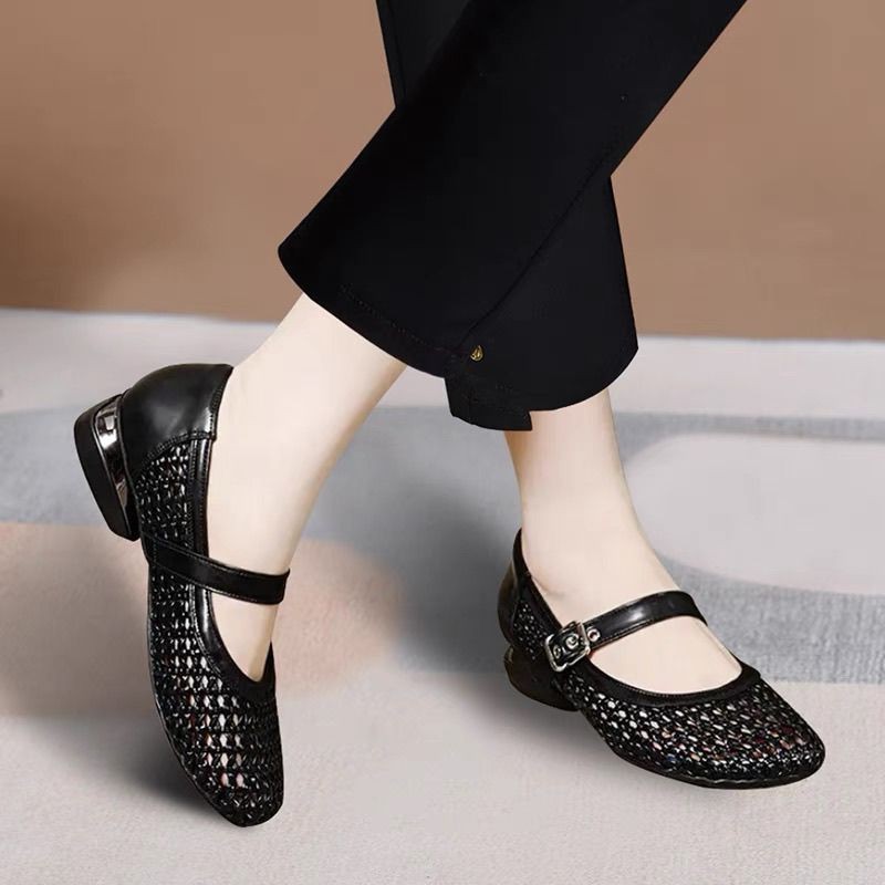 2026 verano transpirable hueco suave zapatos de madre transpirables de fondo plano poco profundo suave viento de hebilla zapatos de cinturón de mujer