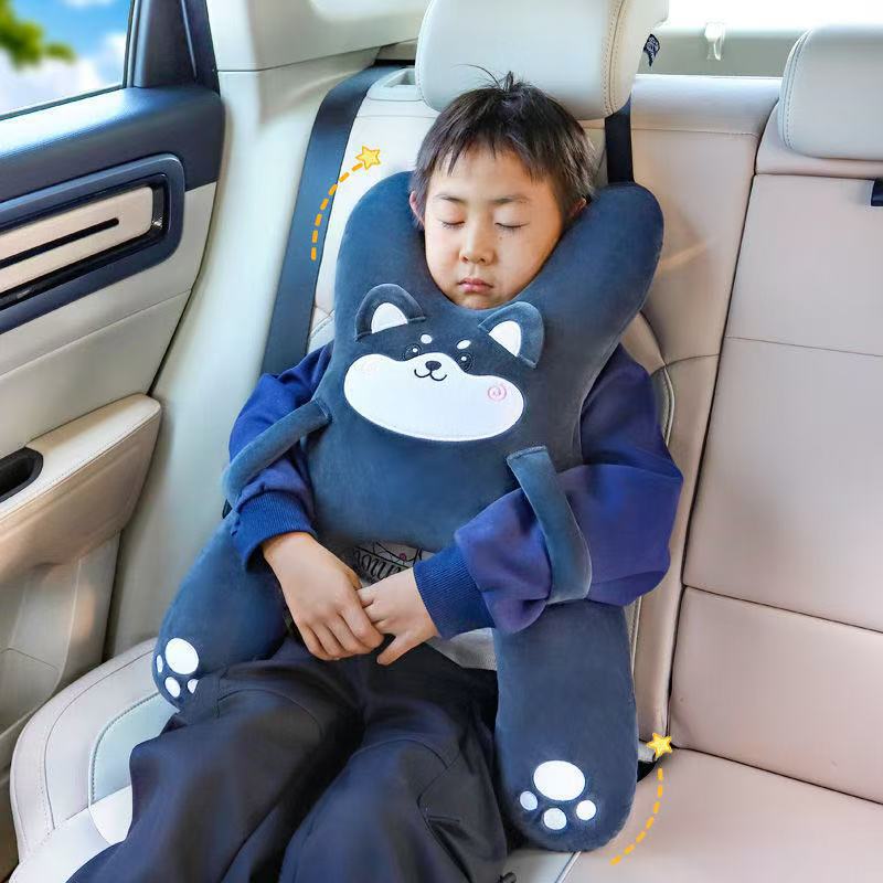 車の上で枕を抱いて子供の車の上で後列に寝ます。|undefined