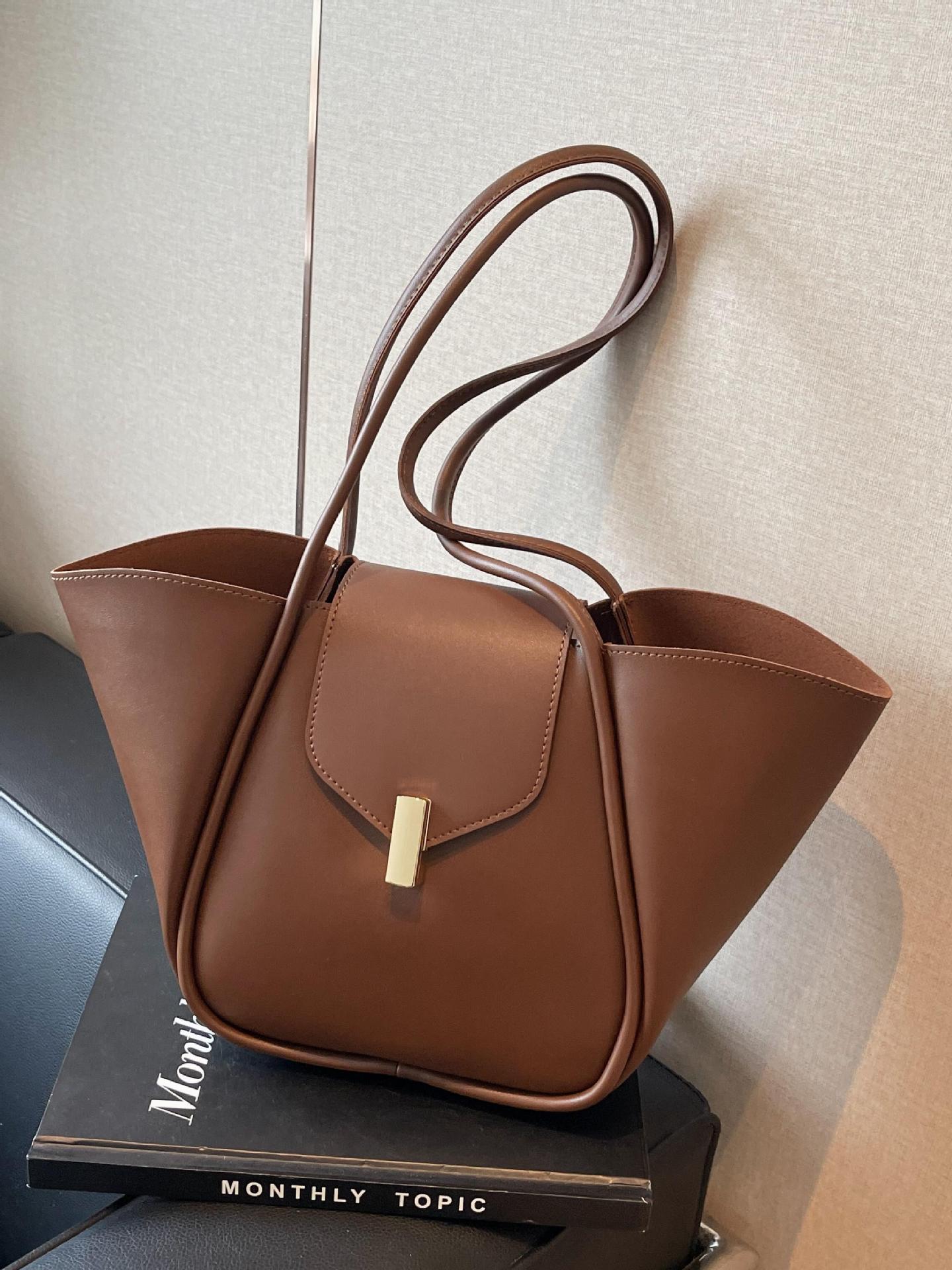 Bolso de cubo de gran capacidad explosivo transfronterizo para mujer 2025 nuevo bolso de hombro casual simple bolso de viaje de cuero suave