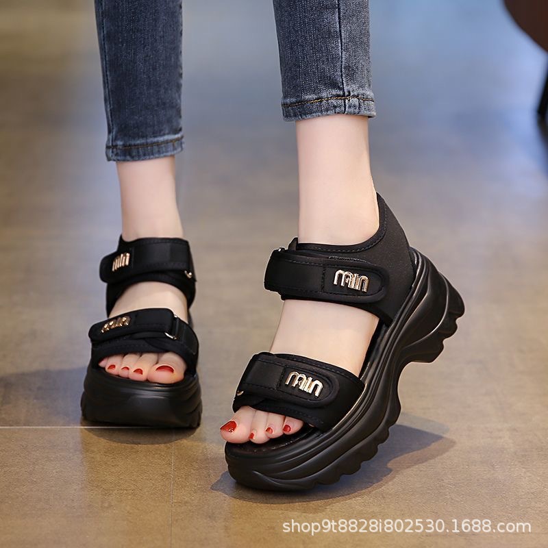 2026 nuevas sandalias de suela gruesa para mujeres verano aumentan la altura de los zapatos de muffins de velcro para usar zapatos de playa de moda
