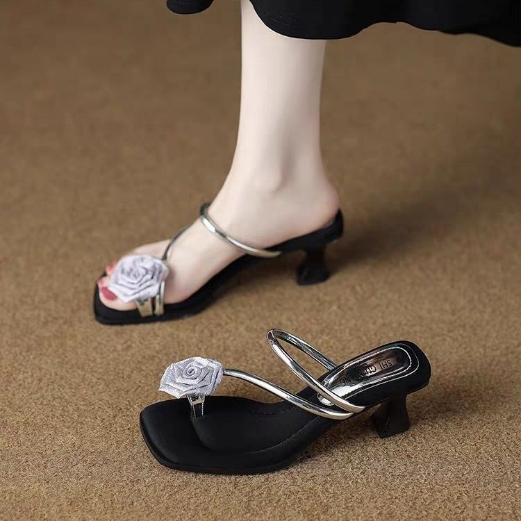 ファッショナブルでハイエンドな2025年モデル、女性がスカートとハイヒールサンダルと一緒に着用できる、見栄えの良い、美しい、西洋風の花柄スリッパです。|undefined