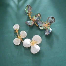 天然珍珠耳饰;天然珍珠项饰;胸针