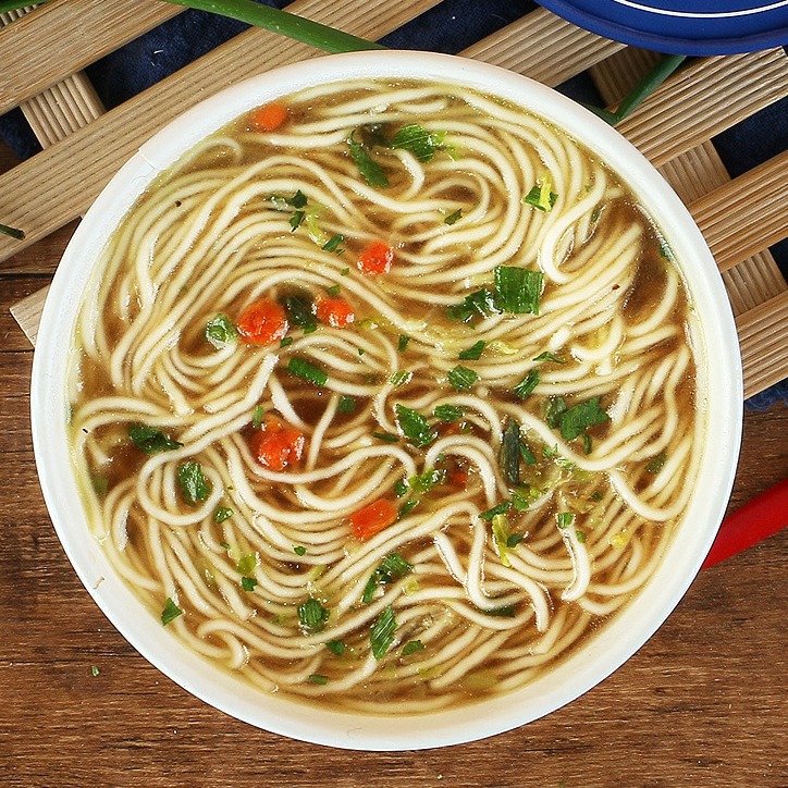 Lanzhou-style Ramen in Bucket – Beef Flavor, Perfect for Student Dorms as a Non-Fried, Instant Breakfast Option—Wholesale Bulk Packs of Convenient Instant Noodles