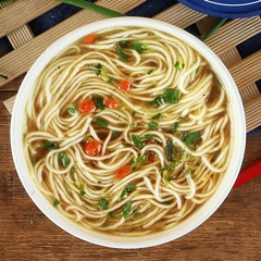 Lanzhou-style Ramen in Bucket – Beef Flavor, Perfect for Student Dorms as a Non-Fried, Instant Breakfast Option—Wholesale Bulk Packs of Convenient Instant Noodles