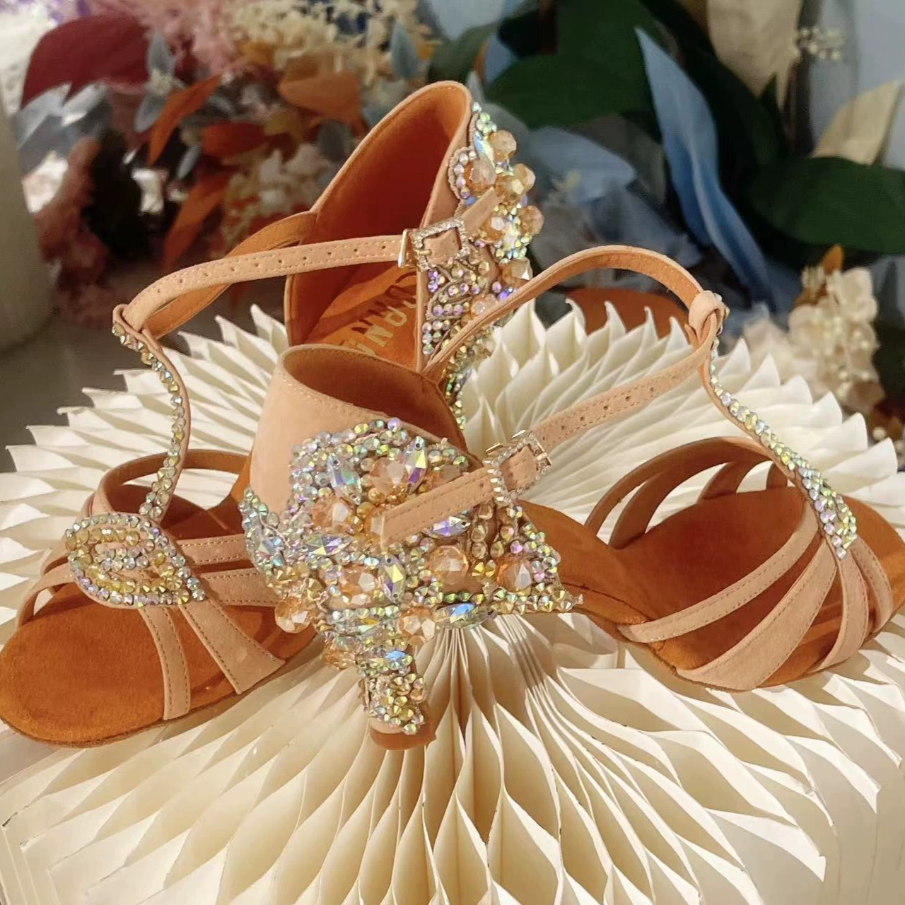 Танцевальные туфли для латиноамериканских танцев, новая модель 2025 года для взрослых женщин, средний каблук, туфли для танцев с декором из страз, летние туфли для ча-ча и квадро-данса на мягкой подошве для женщин.