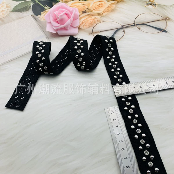 Cotton ribbon riveted with ten white diamonds