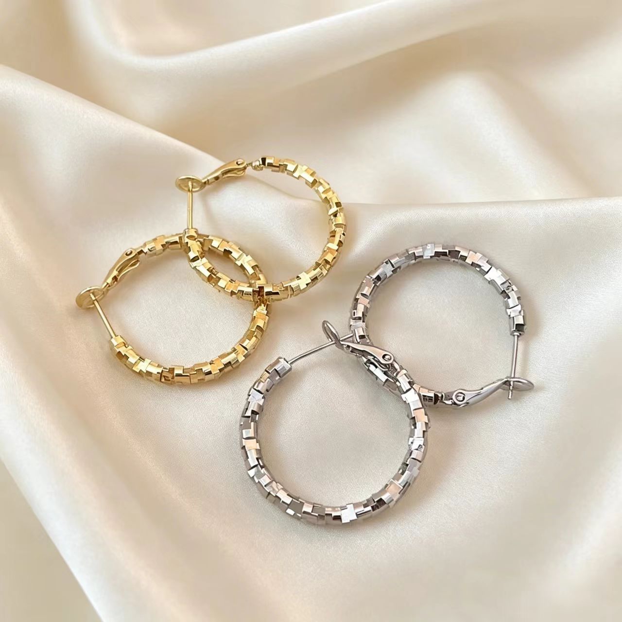 Elegant and Luxurious Silver Earrings for Women, Unique Design, Round Hoop Earrings, Versatile for Square and Round Faces, Exaggerated Style