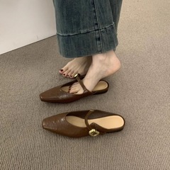 レトロな百合一字ボタン付きの頭付きの半スリッパの女性は怠け者の足を履いて平平のミュラー靴を踏んだ後、空の靴を履いた