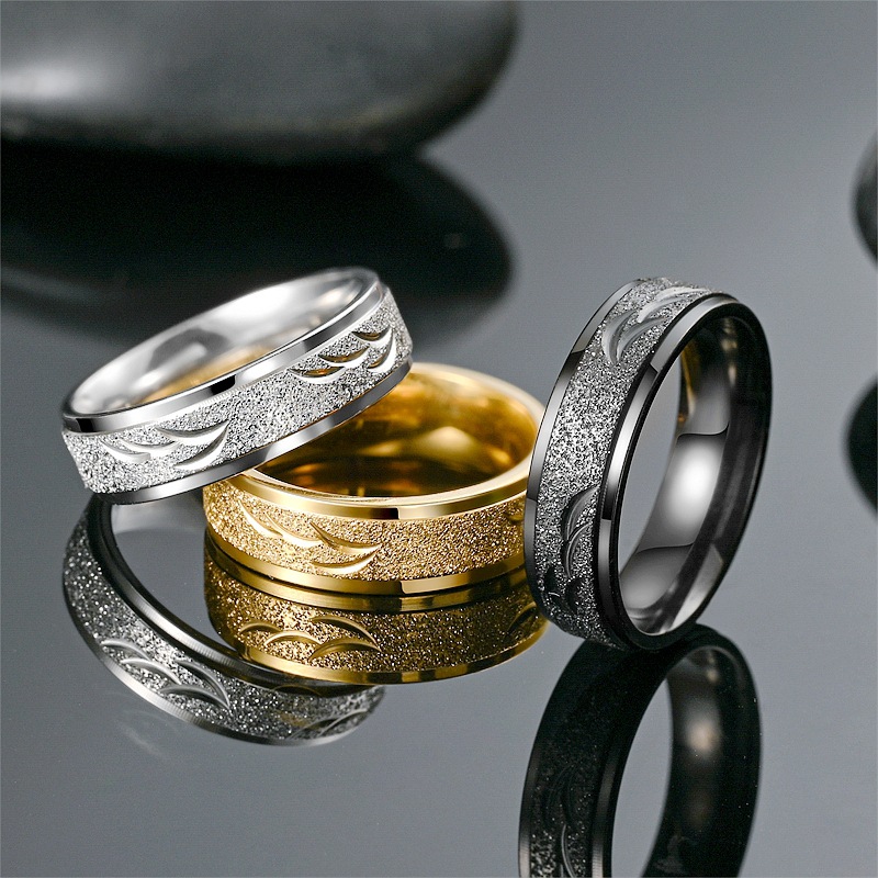 Anillos de acero de titanio de moda de nicho europeo y americano, anillos de pareja tallados esmerilados simples y populares, joyería de mano transfronteriza al por mayor