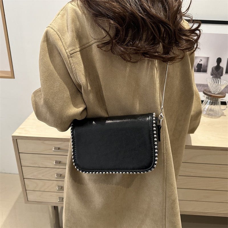 Este año, bolsos de diseño de moda para mujeres 2024, bolsos pequeños de nicho de cadena de moda, bolsos de hombro inclinados.