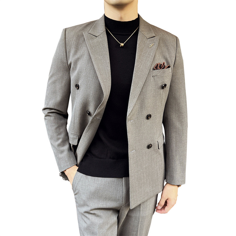 Completo da uomo slim fit composto da blazer e pantaloni | Abito moderno a righe, casual ed elegante, ideale per matrimoni e ufficio._voghion.com