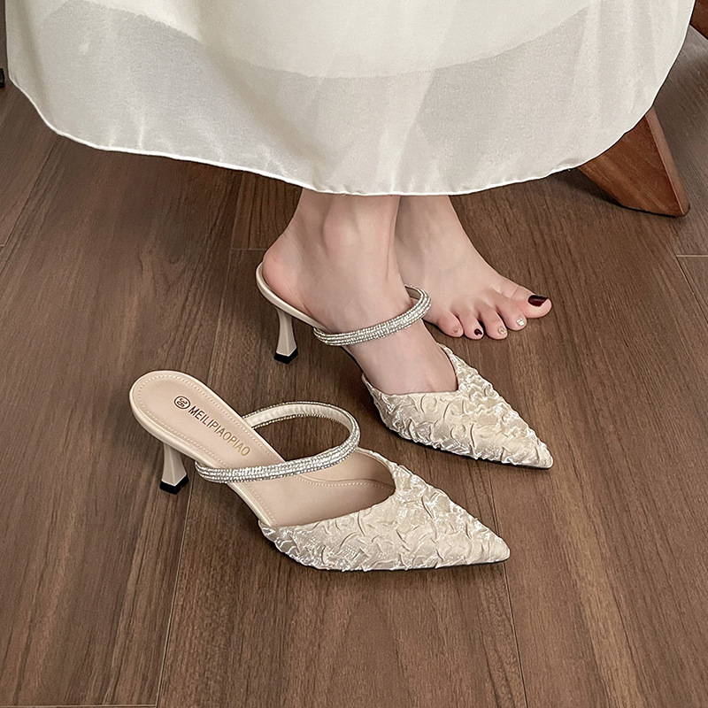 Medio trapeador de zapatos de tacón alto temperamento 2025 nuevas sandalias de diamantes de imitación estilo hada pantuflas mujeres de verano