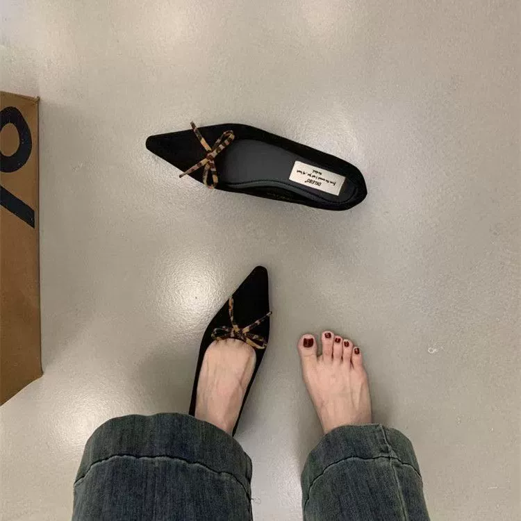 Ретро французская мода замшевые туфли с бантом 2025 весна-осень новые европейские балетки черные туфли с острым носком женская обувь