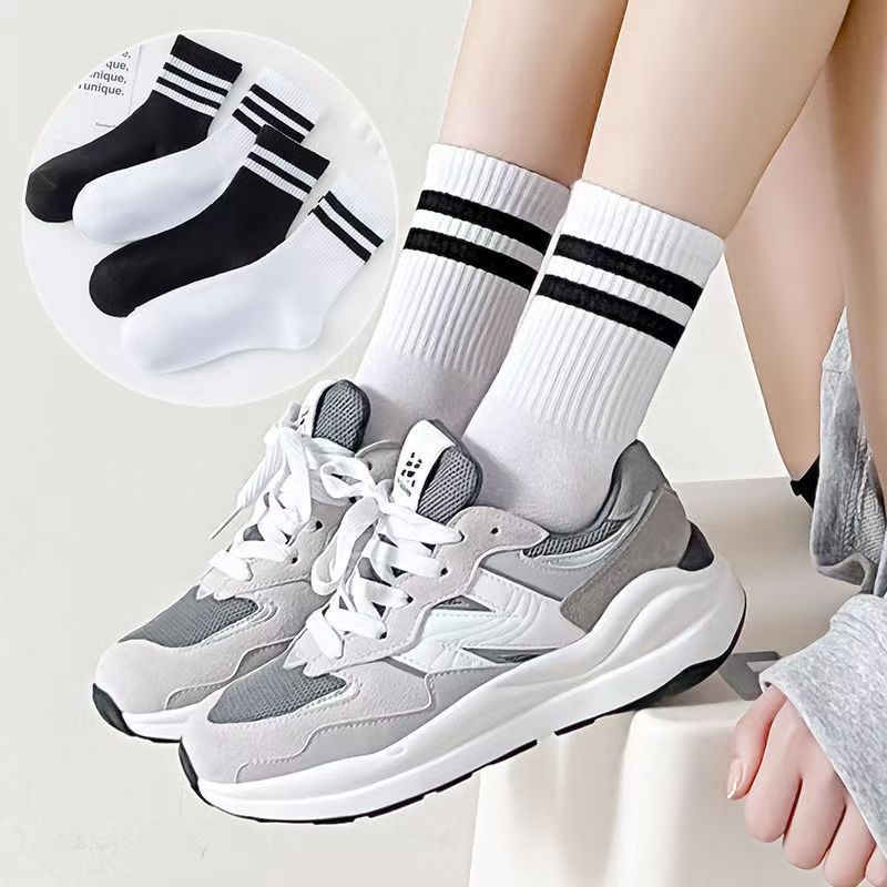 Calcetines Zhuji baratos al por mayor primavera y verano damas blanco y negro todo fósforo calcetines de tubo medio-alto ins calcetines de mujer calcetines de moda