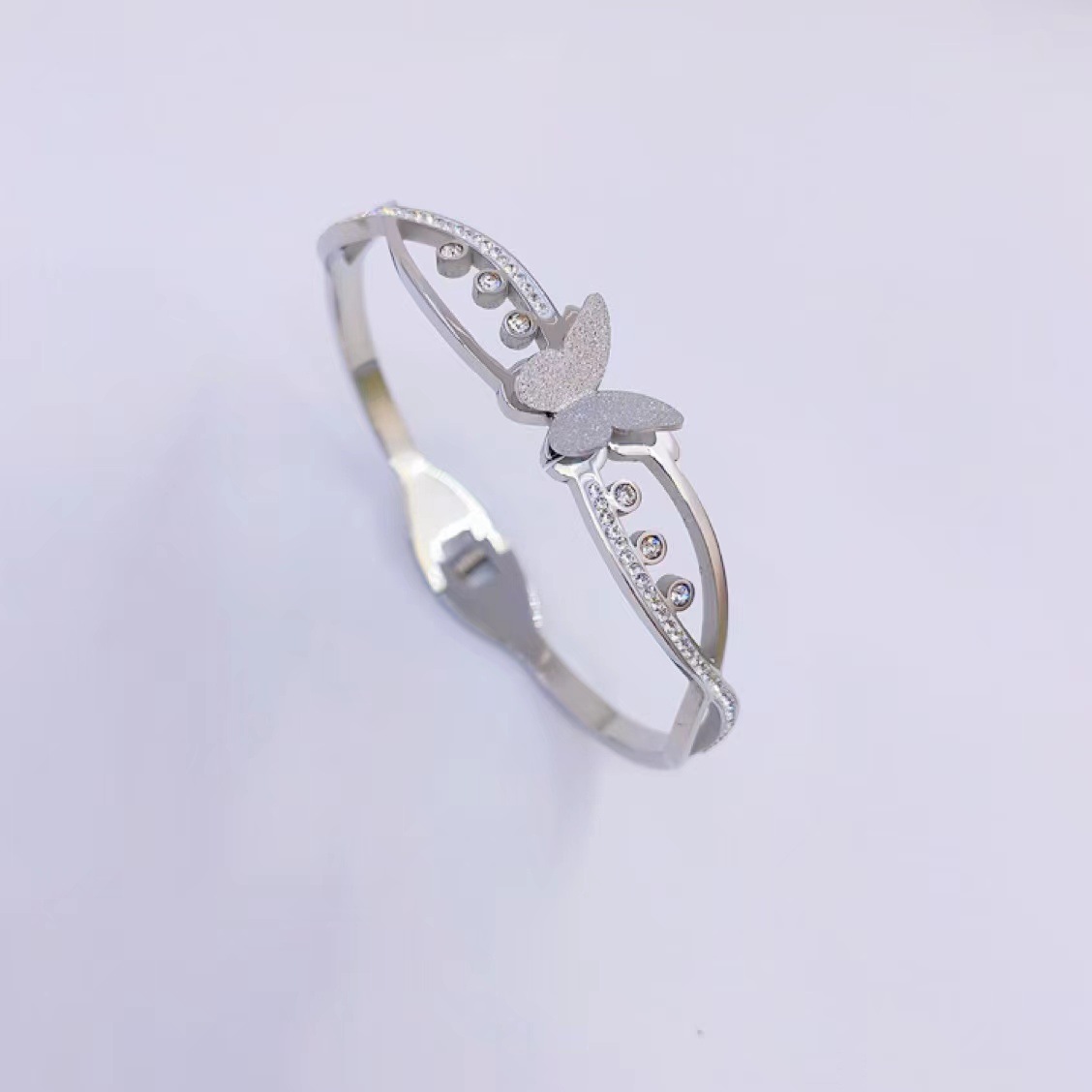 En stock fábrica directa Transfronteriza Popular electrochapado 18K pulsera de acero de titanio femenina personalidad no se desvanece moda nicho moda