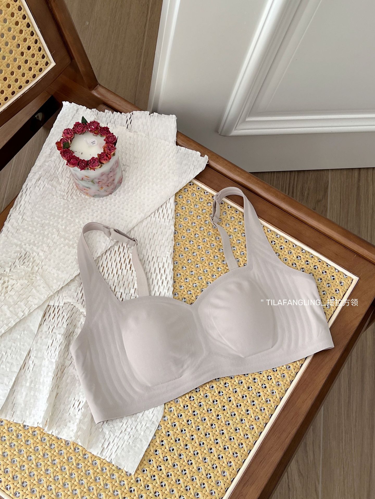 Venta directa de fábrica comercio electrónico transfronterizo sudeste asiático Vietnam Tailandia ropa interior de mujer sin costuras cuello cuadrado desnudo Tiraven sujetador