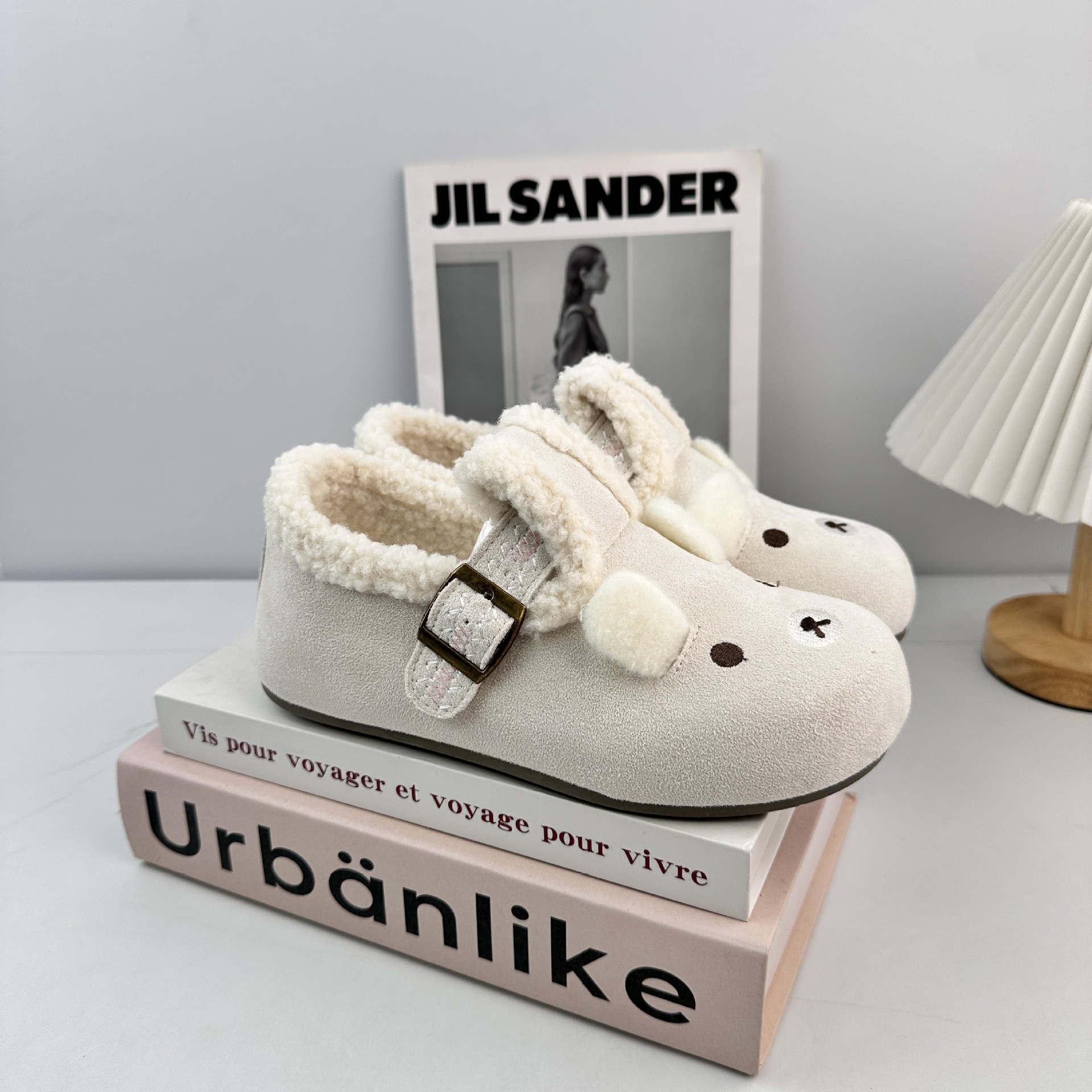 Zapatos de invierno de peluche calientes de ondas más lejos incluyen zapatos de algodón de dibujos animados con zapatos de peluche de peluche para mujeres