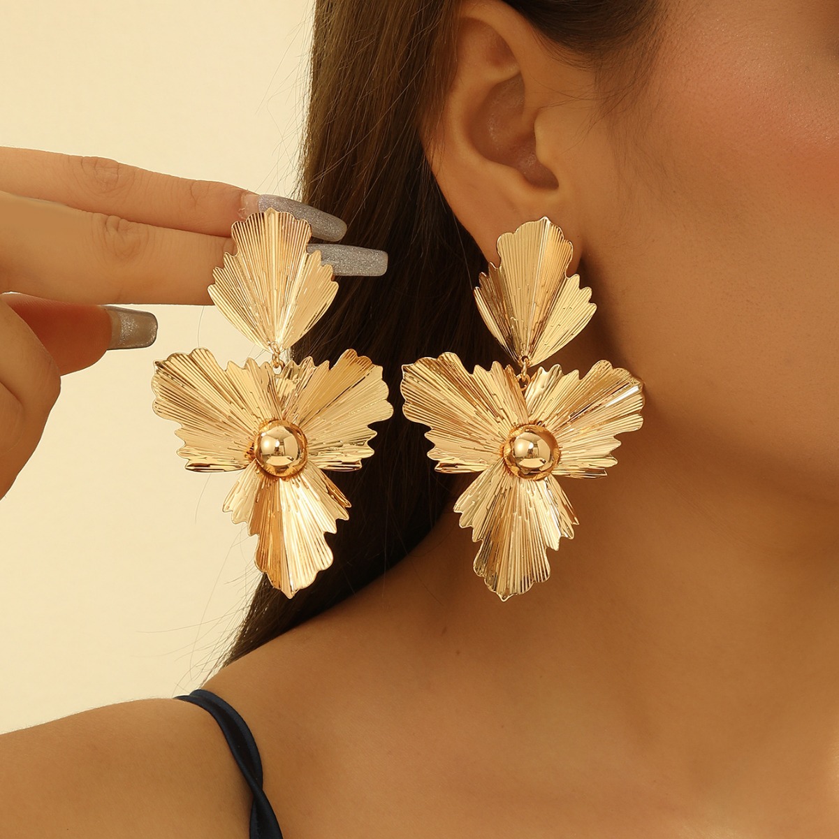 Nuevos aretes de oro exagerados de comercio exterior transfronterizo de Europa y Estados Unidos, diseño de hojas de alto nivel, pendientes irregulares para mujeres al por mayor