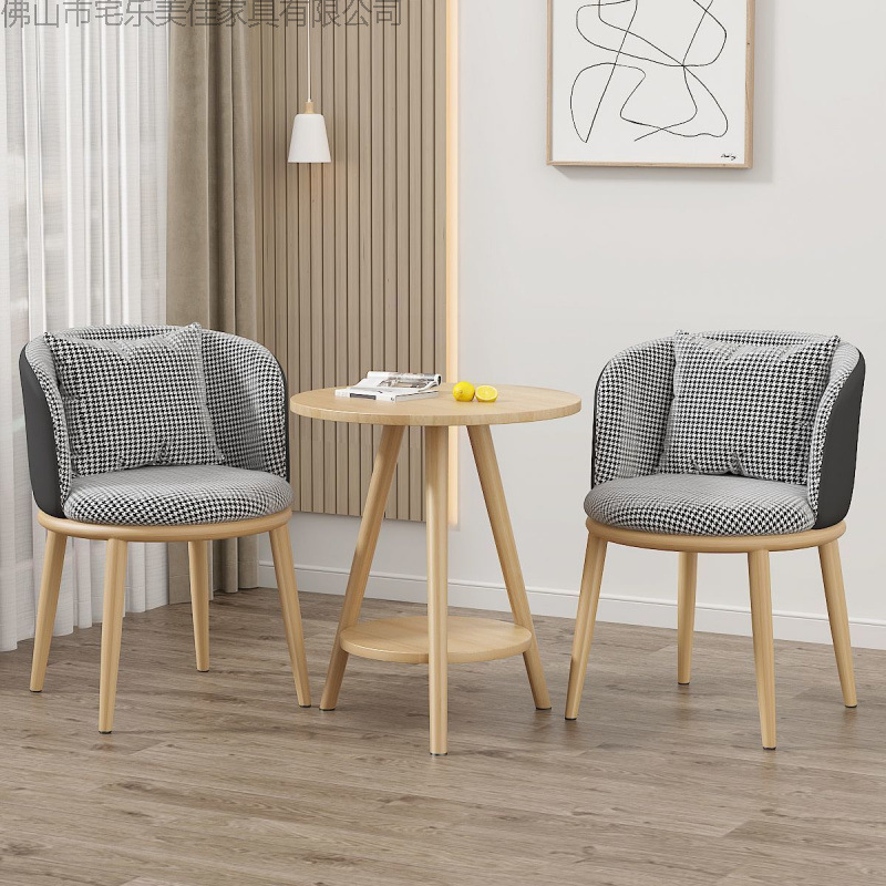 Mesa y silla de ocio balcón sala de estar de lujo ligera mesa y silla combinación de hotel de alojamiento residencial negociación en línea mesa y silla set de tres piezas