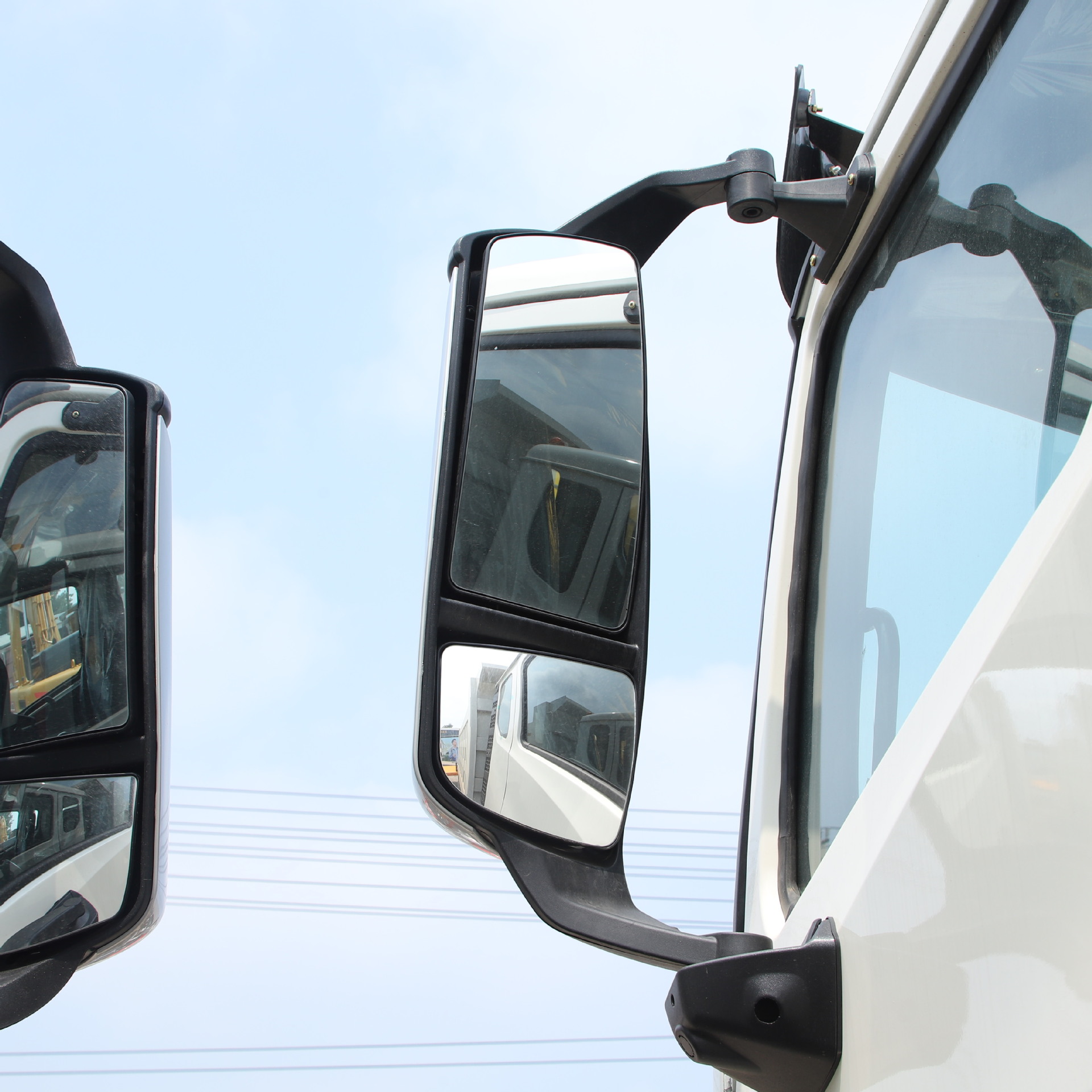 In-stock HOWO 6×4 rear eight-wheel dump truck, double-axle tipping dump truck for construction and earthwork transportation