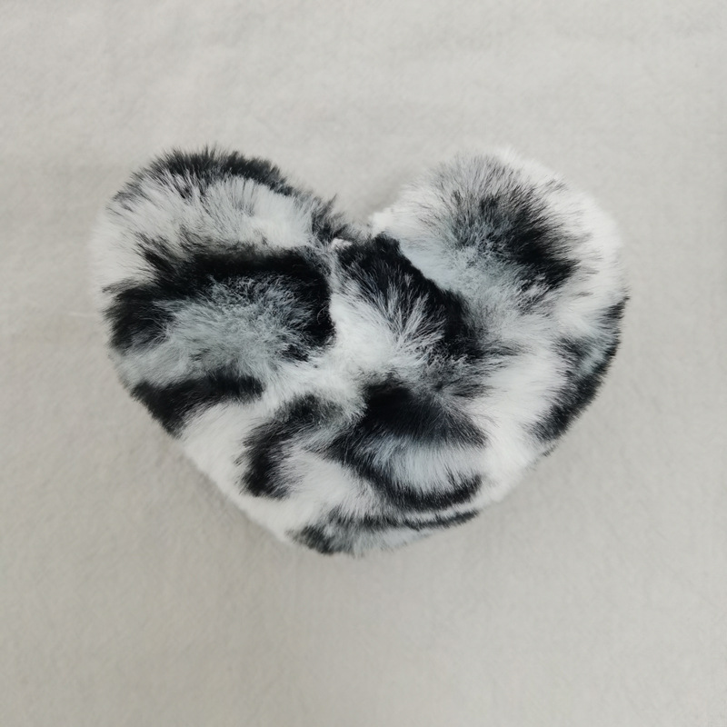 メーカーの現物のぬいぐるみのハート型のキーホルダーの部品8*9cmの毛玉