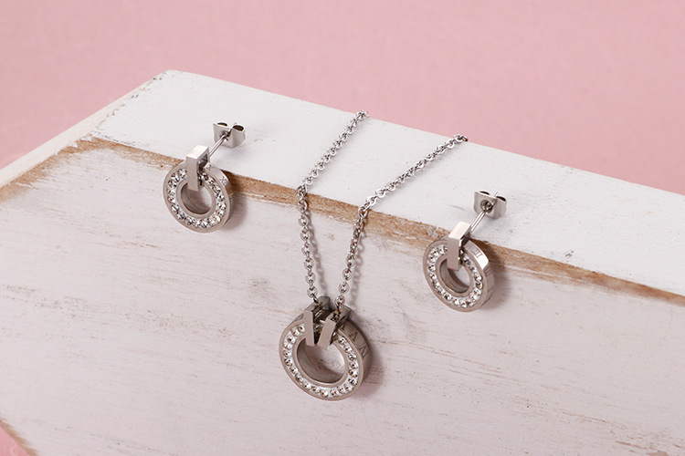 Korean Style Stylish round Rhinestone Necklace Simple Hollow Titanium Steel Clavicle Chain Roman Dig