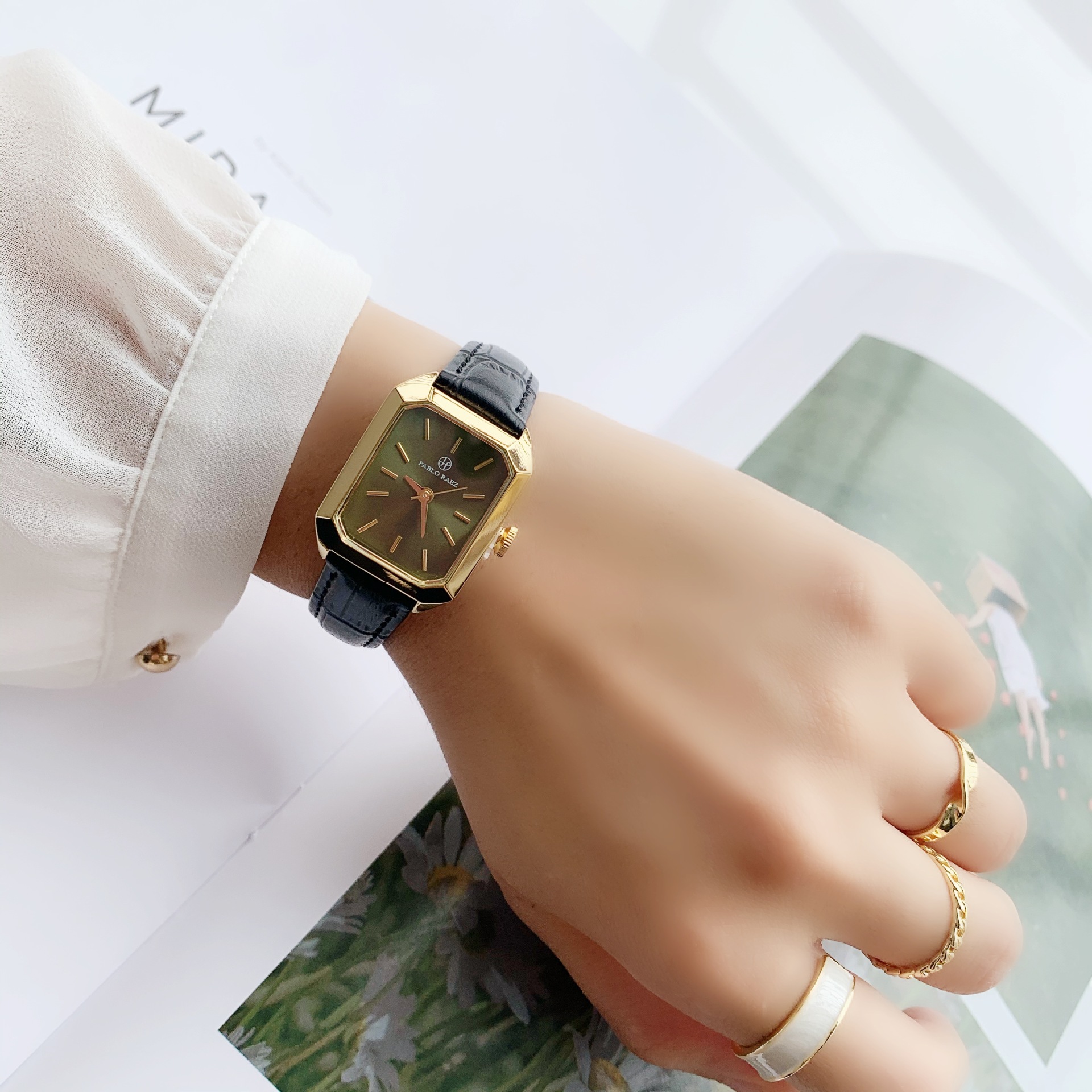 Nuovo piccolo orologio verde di lusso leggero Cintura casual alla moda Orologio da donna Quadrante quadrato Orologio da lavoro Regalo di fascia alta per impiegati e studenti_voghion.com