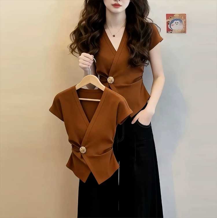 Áo thun nữ cổ V tay ngắn thắt lưng kim loại màu caramel — Màu caramel chi tiết 4