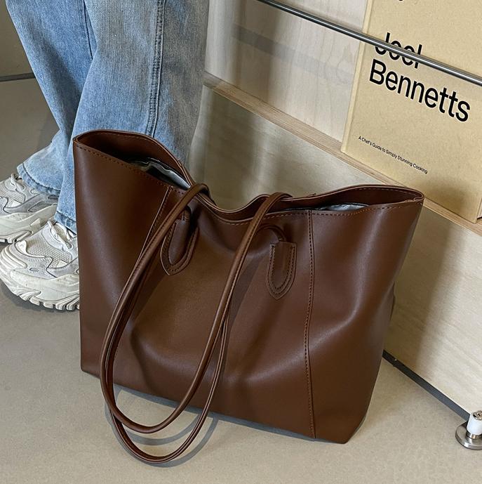 Este año, la popular bolsa de gran capacidad para mujeres 2026 nueva bolsa de brazo simple y casual, bolsa de hombro de viaje universal.