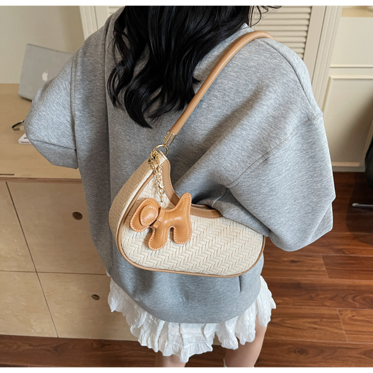 This is a new, trendy and fashionable, simple and retro commuting bag for women in 2025, featuring a soft leather bag with a high-quality texture undefined