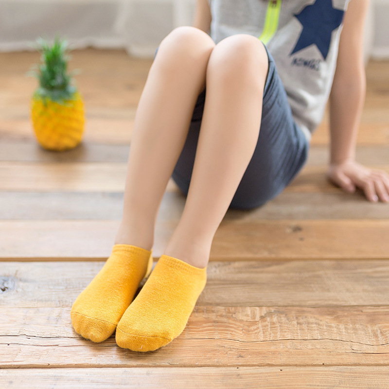 春の夏の新商品のキャンディー色の子供の船の靴下はシンプルで純色の赤ちゃんの隠れた靴下の男女の子供の弾力のシリコンの靴下です。