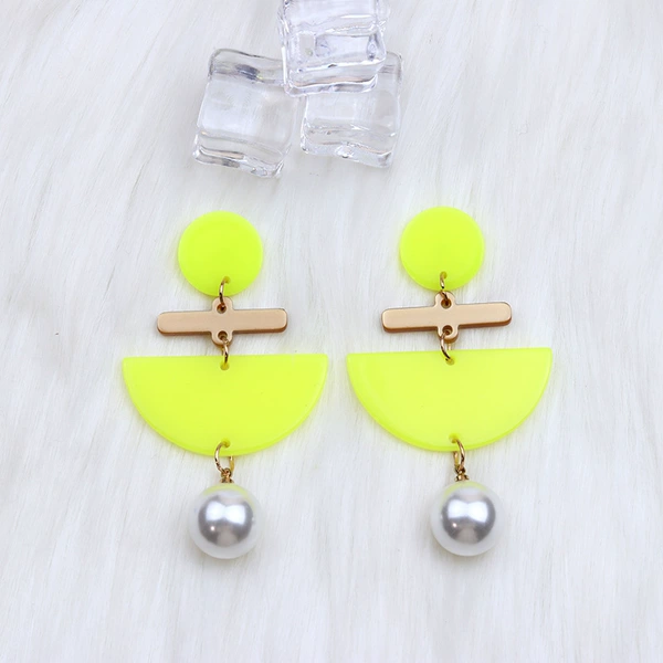 Fluorescent yellow pearls